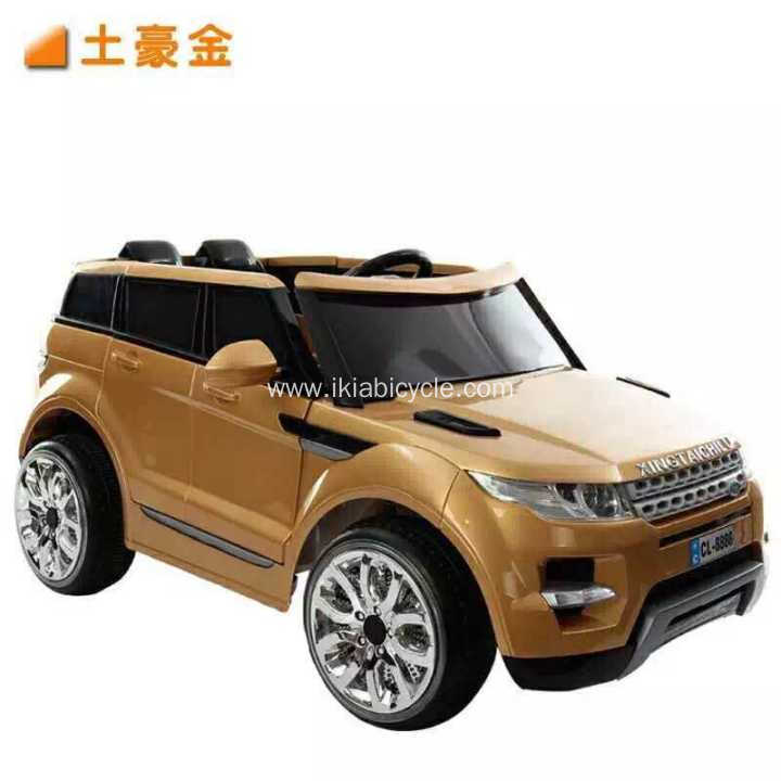 بچوں کو ریموٹ کنٹرول کے ساتھ کھلونا کار